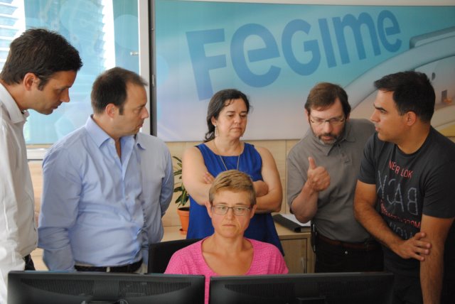 FEGIME Deutschland’s IT Manager, Klaus Schnaible, gives the Portuguese team a practical demonstration of the central data management service at FEGIME.
